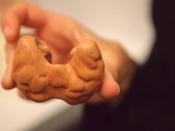 Kako z vodo in ogledalom prepoznati težave s ščitnico